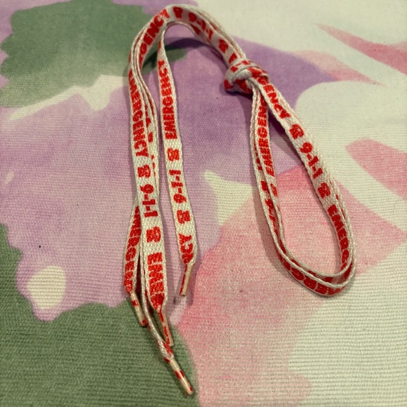 Vintage Red & White Emergency 911 Print Shoelaces Pair Retro Promotional GUC Fun - Picture 1 of 6